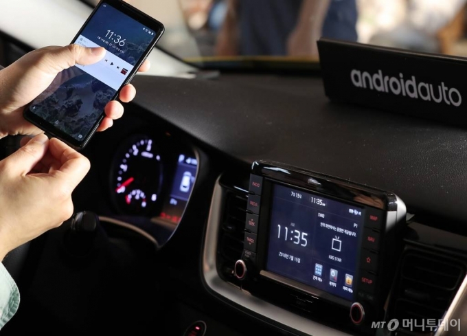 구글이 12일 오전 서울 강남구 압구정동 기아 비트360에서 '안드로이드 오토' 출시 행사를 갖고 있다.'안드로이드 오토'는 현재 국내에서 시판 중인 현대·기아자동차의 모든 차종을 지원하며, 카카오의 내비게이션 앱 '카카오내비'를 기본 탑재했다.또 '안드로이드 오토'는 디스플레이가 탑재된 차량과 안드로이드 OS(운영체제) 기반 스마트폰과 연결, 내비게이션과 음악 재생, 전화 통화, 메시지 전송, 일정 확인 등 다양한 기능을 제공한다. /사진=김창현 기자 chmt@