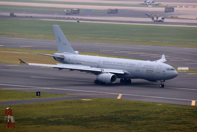 아프간 현지인 조력자 및 가족들이 탑승한 공군 다목적 공중급유수송기 KC-330이 26일 오후 인천국제공항 제1여객터미널에 도착했다 / 뉴시스