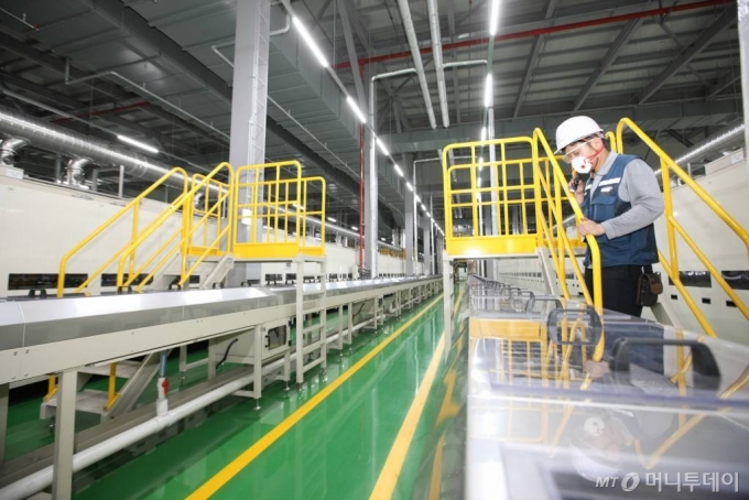 포스코케미칼 양극재 광양공장 내부 전경. 하이니켈 NCM 양극재가 제조되는 생산 라인이다.