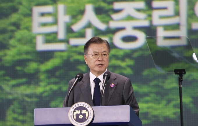 문재인 대통령이 지난 5월 29일 오후 서울 동대문디자인플라자(DDP)에서 열린 '2050 탄소중립위원회 출범식'에 참석해 격려사를 하고 있다./사진=뉴시스