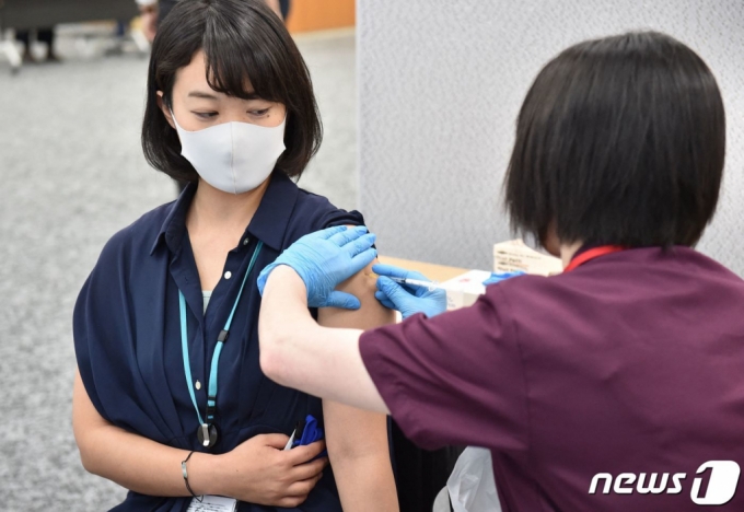 6월 21일(현지시간) 도쿄의 산토리 홀딩스 사무실에서 직원이 모더나 코로나19 백신을 접종받고 있다.  /AFP=뉴스1  