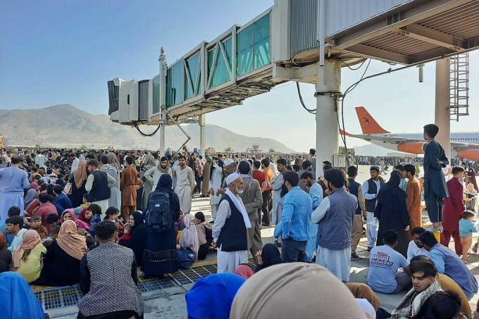 지난달 16일(현지시간) 아프가니스탄 수도 카불의 하미드 카르자이 국제공항에 아프간인들이 모여있다. 전날 탈레반은 카불을 점령했고 이날 새벽부터 공항에서는 필사의 탈출 행렬이 이어졌다./사진=AFP