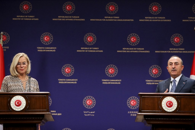 시그리드 카그 네덜란드 외무장관(왼쪽), 메블뤼트 차우쇼을루 터키 외무장관(오른쪽)/사진=AFP 