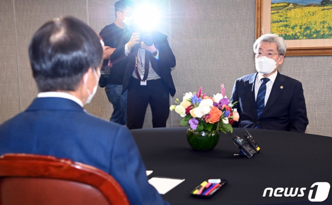  이주열 한국은행 총재(왼쪽)와 고승범 금융위원장이 3일 오전 서울 중구 한국은행에서 회동을 하고 있다./사진=뉴스1