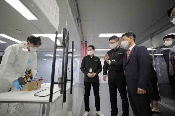 박기영 산업통상자원부 2차관(왼쪽 4번째)이 6일 스탠다드에너지를 방문해 김부기 대표로부터 바나듐 이온 배터리 관련 설명을 듣고 있다. /사진=스탠다드에너지 제공 