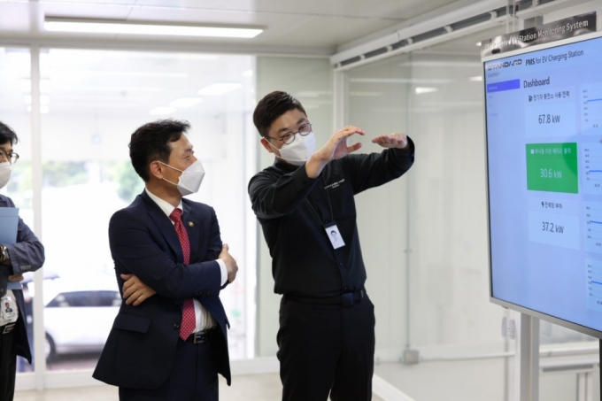 박기영 산업통상자원부 2차관(왼쪽)이 6일 스탠다드에너지를 방문해 김부기 대표로부터 바나듐 이온 배터리 관련 설명을 듣고 있다. /사진=스탠다드에너지 제공 