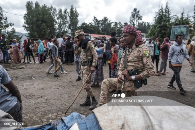 에티오피아 경찰 특수부대원들이 2021년 8월 23일 암하라 지역 주민 식량 배급을 위해 음식 자루 옆에 서 있다. 사진제공=AFP/뉴스1