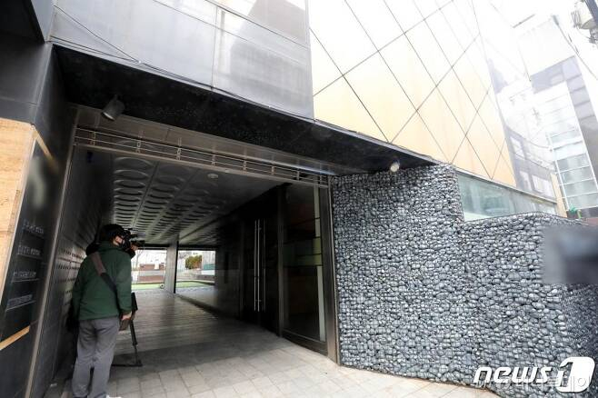 '프로포폴' 상습투약 의혹 관련 보도가 나온 서울 강남 인피니 의원에서 취재진이 모여 있다. /뉴스1 
