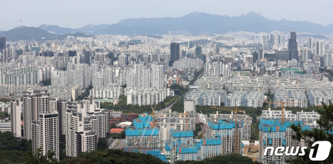 (서울=뉴스1) 조태형 기자 = 서울의 아파트값 상승세가 이어지면서 주택담보대출 상한선인 15억 초과 아파트 거래가 활발하게 이뤄지고 있다. 국토교통부 실거래가 공개시스템에 따르면 지난해 9월부터 1년간 서울에서 아파트 거래는 5만5056건이었으며 이 중 매매가 15억원 초과 거래가 전체 아파트 거래의 15%에 이르는 8237건이었다. 특히 강남3구 아파트의 경우 약 56%가 15억원 초과 거래였다.  사진은 6일 서울 강남구,서초구 일대 아파트 단지의 모습. 2021.9.6/뉴스1  