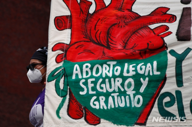 지난해 9월 멕시코 수도 멕시코시티에서 한 여성이 국회 앞에서 '안전하고 합법적인 낙태'라고 적힌 문구를 들고 행진하고 있다. 멕시코 대법원은 7일(현지시간) 낙태 처벌이 위헌이라고 만장일치 판결했다. /AP=뉴시스