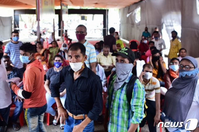 6일(현지시간) 인도 알라하바드에 마련된 코로나19 백신 접종소에서 주민들이 코비실드 백신을 맞기 위해 기다리고 있다.   /사진제공= AFP/뉴스1  