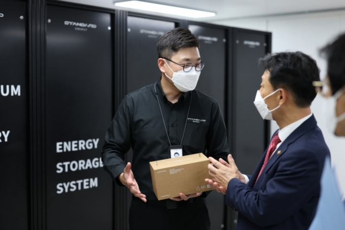 김부기 스탠다드에너지 대표(왼쪽)가 지난 6일 대전 유성구 생산 공장을 방문한 박기영 산업통상자원부 2차관에게 바나듐 이온 배터리 및 이를 활용한 ESS 시설에 대해 설명하고 있다. 