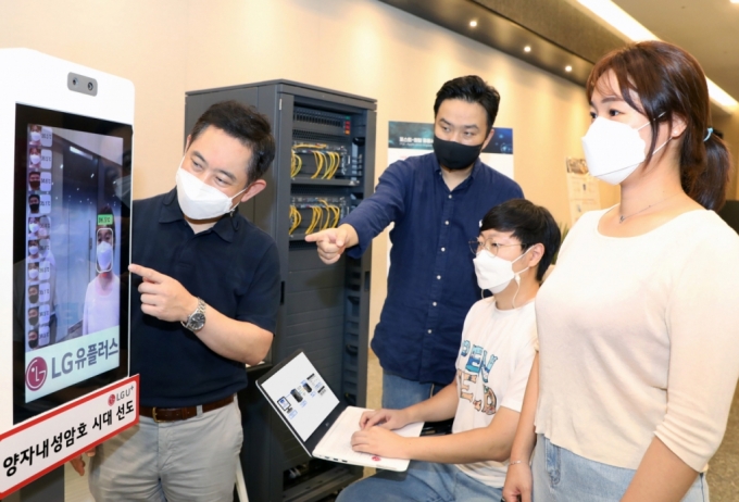LG유플러스 직원들이 양자내성암호(PQC)로 보안을 강화한 안면인식서비스를 시험해보고 있는 모습./사진제공=LG유플러스