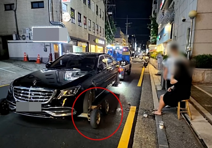 레커차 운전자 A씨가 지난 5일 자신이 견인하던 차량에 채워둔 보조바퀴에 한 여성의 발이 끼이는 사고가 발생했다며 영상을 제보했다./사진=유튜브 채널 '한문철TV'