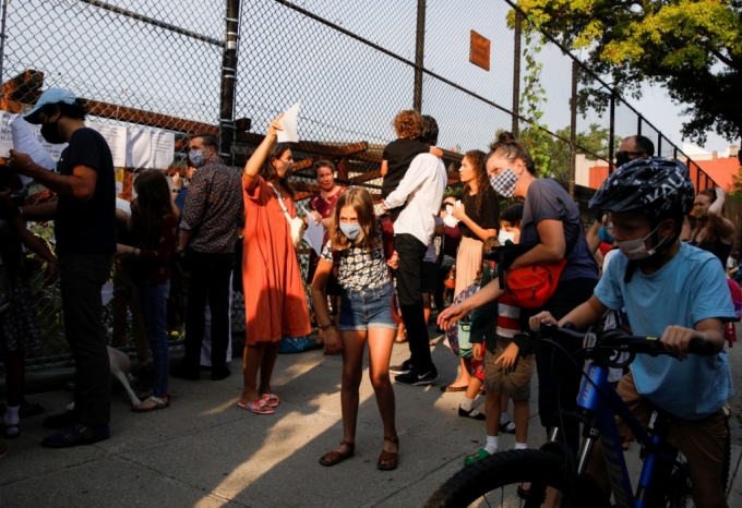 뉴욕시 개학 첫날 학교 첫날 브루클린 내 한 학교 앞에 학생들과 부모들이 모여 있다. 2021. 9. 13. 사진=REUTERS/Brendan McDermid 