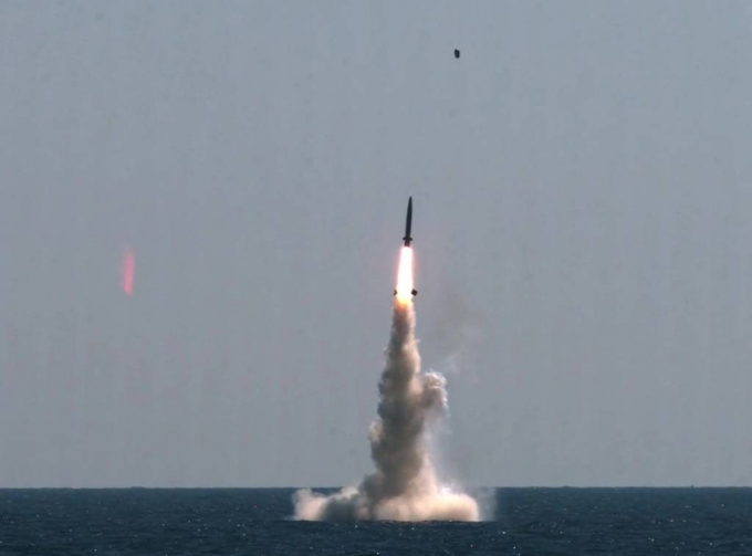 [서울=뉴시스] 조수정 기자 = 우리나라가 독자개발한 잠수함발사탄도미사일(SLBM·Submarine-Launched Ballistic Missile)의 최종 시험 발사에 성공했다고 국방과학연구소가 15일 밝혔다. 사진은 15일 오후 우리 군이 독자설계하고 건조한 최초 3000t급 잠수함인 도산안창호함에 탑재돼 수중에서 발사되고 있는 SLBM. 우리나라는 세계 7번째 SLBM 보유국이 됐다. (국방과학연구소 제공 영상 캡처) 2021.09.15. *재판매 및 DB 금지