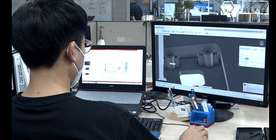 ETRI 연구진이 3D 프린팅을 위한 그래픽 디자인 작업을 진행하고 있는 모습/자료사진=ETRI