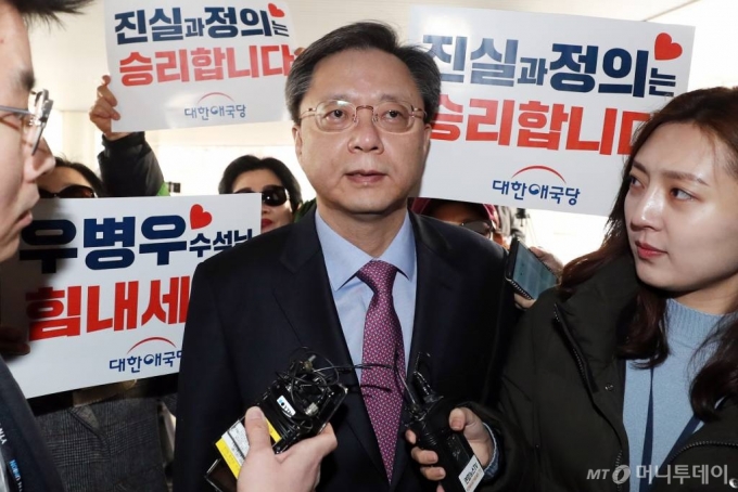  '국정농단 방조' 혐의를 받고 있는 우병우 전 청와대 민정수석 14일 오후 서초구 서울고등법원에서 열린 항소심 9차 공판에 출석하고 있다. /사진=이기범 기자 leekb@