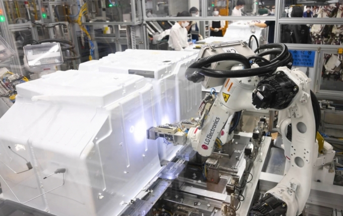 LG전자 창원 LG스마트파크 내 통합생산동의 냉장고 생산라인에서 로봇이 냉장고를 조립하고 있다. /사진제공=LG전자