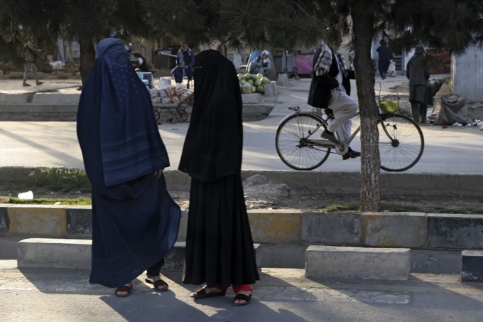 14일(현지시간) 아프간 수도 카불 거리의 여성들/사진=AFP