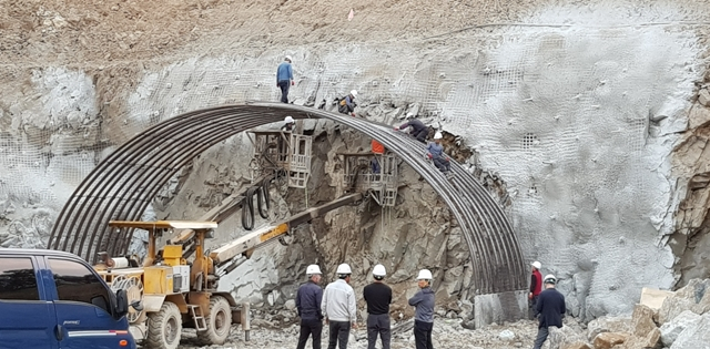 티에스테크가 개발한 CFT강관지보재로 터널공사를 하는 모습/사진=한국건설기술연구원 