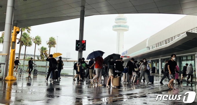 제14호 태풍 '찬투(CHANTHU)'가 접근 중인 16일 오후 제주국제공항에는 제주를 떠나려는 관광객들의 발길이 이어지고 있다. /뉴스1  