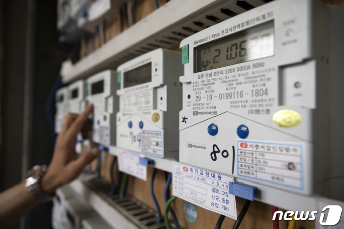 (서울=뉴스1) 이승배 기자 =  21일 서울의 한 다세대 주택에 설치된 전기계량기에 숫자가 표시되고 있다. 2021.6.21/뉴스1  