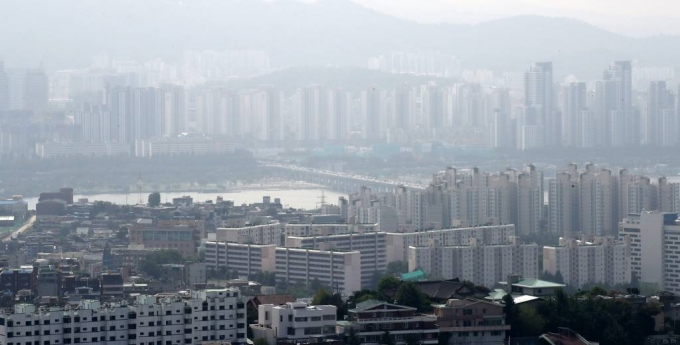 [서울=뉴시스] 고범준 기자 = 아파트값이 천정부지로 치솟으면서 불안한 흐름이 이어지고 있다. 수도권의 아파트값 상승률이 7주 연속 최고치를 유지, 상위 20% 주택가격이 사상 처음으로 평균 15억원을 넘어섰다. 한국부동산원에 따르면 9월 첫째 주(30일 기준) 서울의 아파트값은 0.21% 올라 높은 수준의 상승률을 기록했다고 밝혔다. 수도권 아파트 매수 심리가 더 강해지는 등 불안한 흐름이 이어지고 있다. 사진은 9일 서울 남산에서 바라본 아파트와 빌라 모습. 2021.09.09.