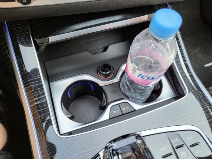 BMW X7 40i M spt 1열 컵홀더. 냉,온열 기능이 탑재됐다./사진=이강준 기자