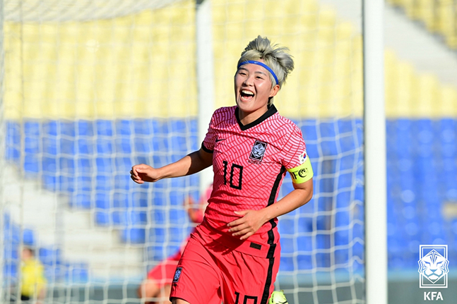 지소연이 17일 우즈베키스탄에서 열린 몽골과의 AFC 여자 아시안컵 예선에서 한국 선수 최다인 A매치 통산 59번째 골을 기록한 뒤 환호하고 있는 모습. /사진=대한축구협회