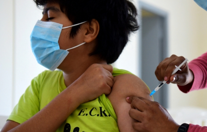 화이자·바이오엔테크가 5~11세 어린이 대상 코로나19 백신 임상 결과 강력한 항체 반응을 유도하는 것으로 확인됐다고 발표했다. 사진은 지난 7월 화이자 임상에 참여한 어린이가 백신을 맞고 있는 모습./사진=AFP통신