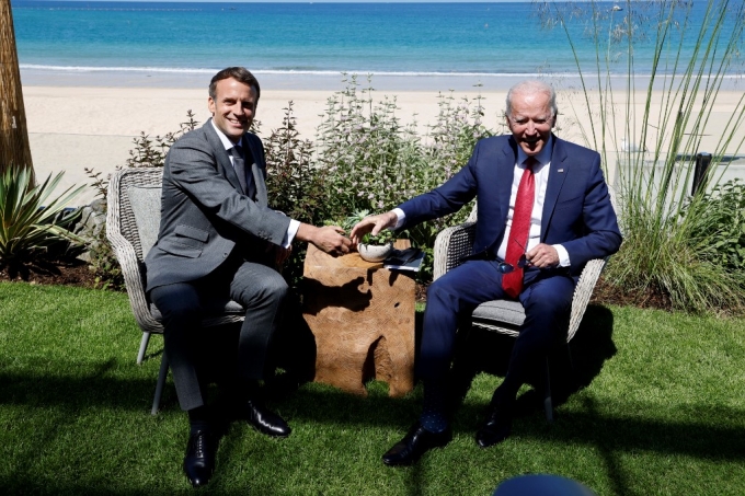 지난 6월 12일(현지시간) 주요 7개국(G7) 정상회의에서 만난 에마뉘엘 마크롱 프랑스 대통령(왼쪽)과 조 바이든 미국 대통령. /사진=AFP