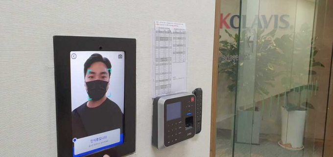 코로나 시대 사무실 출입, 카드·지문 대신 'AI 얼굴인식'