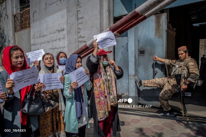 19일(현지 시간) 탈레반이 지켜보는 가운데 아프가니스탄 여성들이 전 여성부 앞에서 여성 권리 신장을 요구하는 시위를 벌이고 있다 / 사진제공=AFP/뉴스1