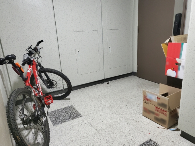 23일 오후. 경기도 하남시 한 아파트 복도. 자전거와 빈 상자가 놓여있다./사진=독자 제공