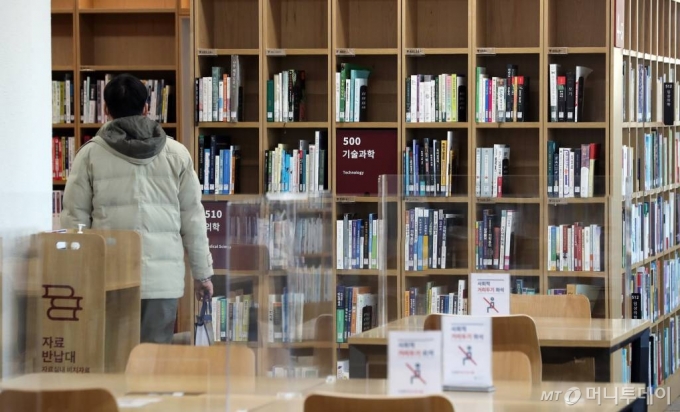 올해 초 서울 서초구 국립중앙도서관을 찾은 시민들이 책을 읽는 모습. /사진=머니투데이DB