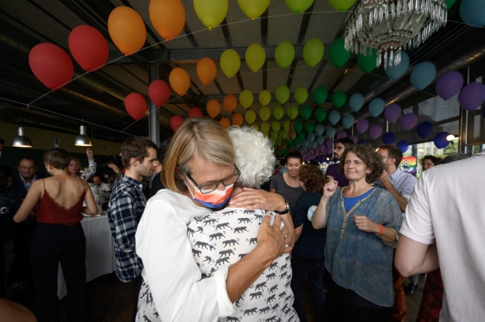26일(현지시간) 스위스 동성결혼 합법화 국민투표가 끝난 뒤 여성 커플이 서로를 껴안고 있다./사진=AFP
