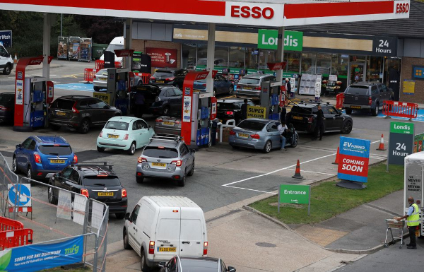 영국 주유소에 차량들이 길게 줄을 서 연료를 넣기 위해 기다리고 있다. /사진=로이터/뉴스1