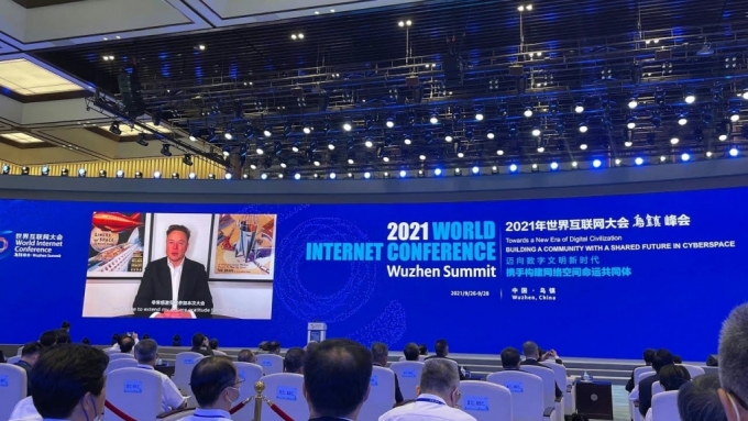 일론 머스크 테슬라 최고경영자(CEO)가 26일 중국 저장성 우전에서 열린 '세계 인터넷 콘퍼런스'(WIC)에 화상으로 참여하고 있다. /사진=유튜브 영상 갈무리