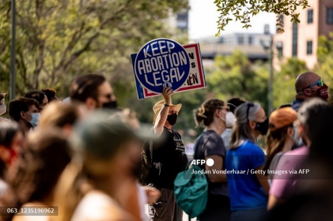 2021년 9월 11일(현지 시간) 텍사스 주 의사당 앞에서 임신중절 금지법 반대집회를 열고 있다 /사진제공=AFP/뉴스1