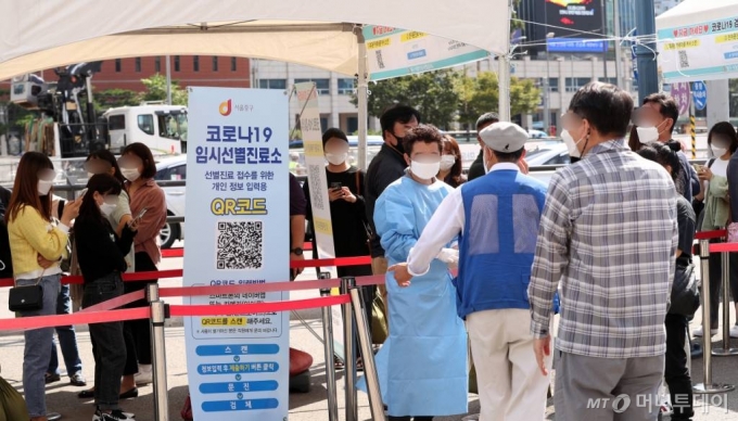 24일 중구 서울역 선별진료소를 찾은 시민들이 검사를 위해 대기하고 있다. /사진=김휘선 기자 hwijpg@