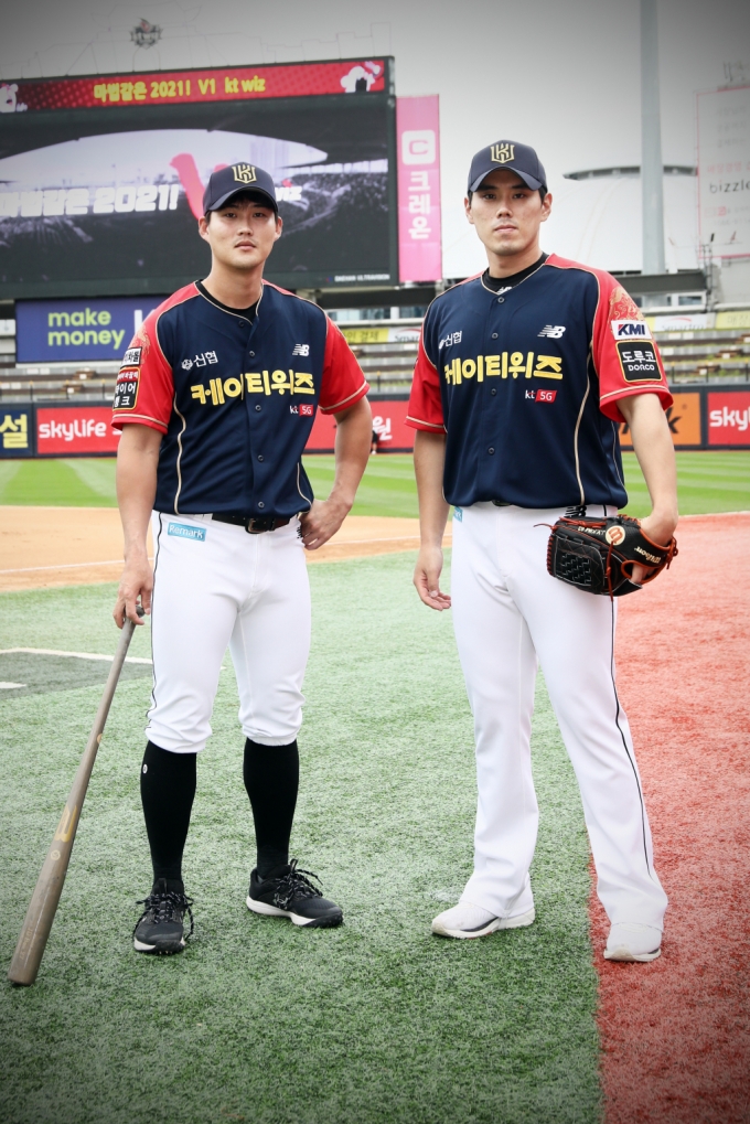 2021시즌 정조대왕 유니폼을 착용한 배정대(왼쪽), 김재윤. /사진=kt wiz