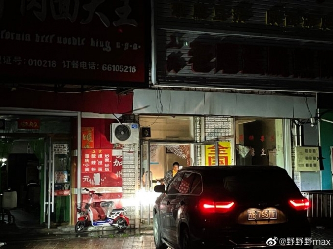 중국 동북지역에서 전력 공급이 중단되자 차량 불빛으로 가게를 비추고 있다./사진=웨이보