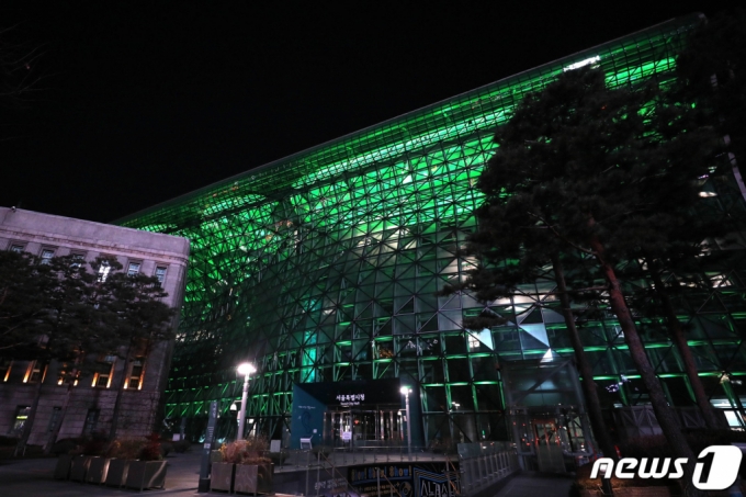 지난해 1월 12일 오후 서울시청 본관 건물이 파리 기후변화 협정 5주년을 기념해 녹색 불빛을 밝히고 있다. /사진=뉴스1