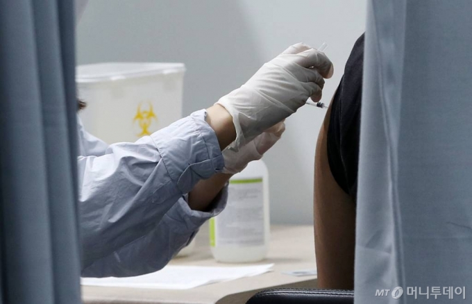 서울 한 예방접종센터에서 한 시민이 백신 접종을 받고 있다./사진=김휘선 기자 hwijpg@