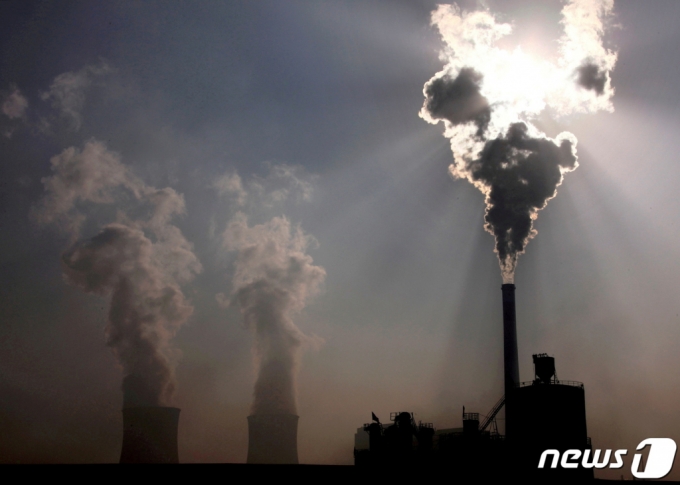 (바오터우 로이터=뉴스1) 금준혁 기자 = 중국이 석탄 부족으로 심각한 전력난을 겪고 있다. 사진은 중국 내몽골 바오터우시의 한 공장 뒤편에 석탄발전소의 모습.  (C) 로이터=뉴스1  