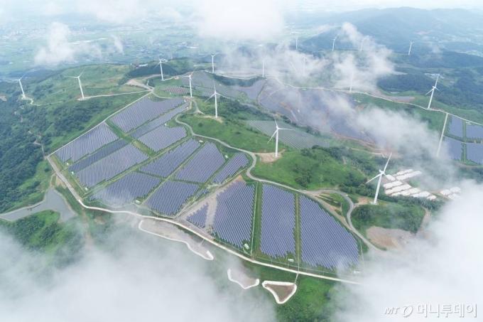 LS ELECTRIC이 구축한 국내 최대 94MW급 영암태양광발전소 전경.
