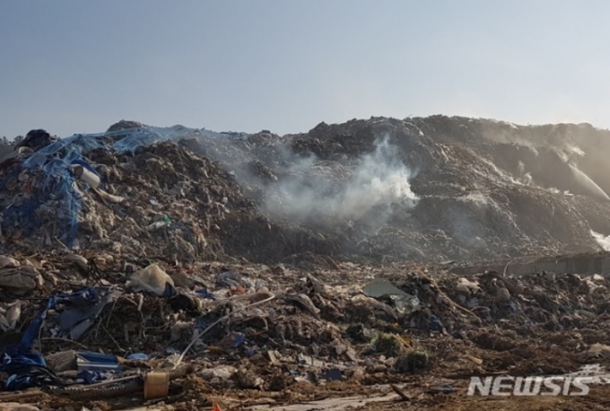 2019년 1월 경북 의성군 쓰레기산/사진=뉴시스