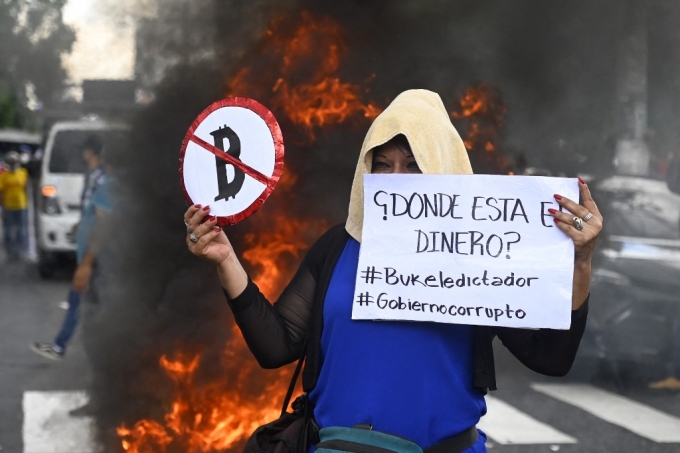 지난달 7일(현지시간) 엘살바도르 수도 산살바도르에서 한 여성이 비트코인의 공식화폐 채택에 반대하는 시위에 참석하고 있다. /사진=AFP