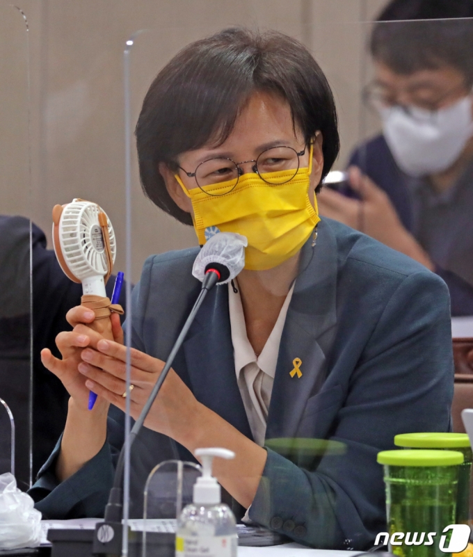 강은미 정의당 의원이 5일 오후 정부세종청사에서 열린 국회 환경노동위원회의 환경부에 대한 국정감사에서 손선풍기 리튬이온 배터리 분리배출의 어려운 상황을 예로 들며 분리배출과 관련한 질의를 하고 있다./사진-뉴스1   
